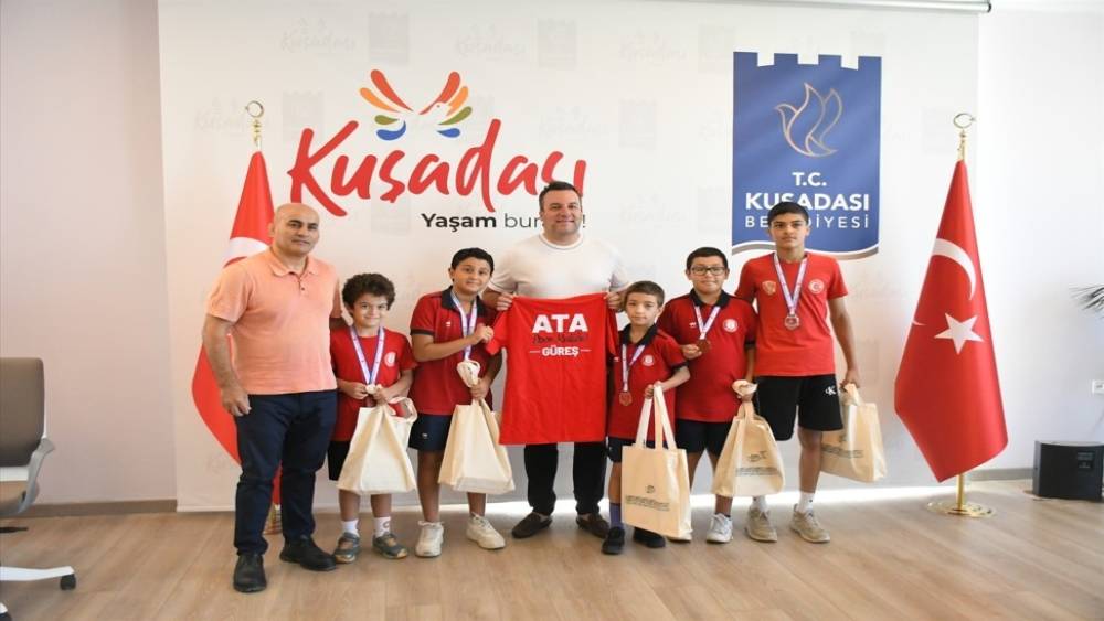 Kuşadası Belediye Başkan Vekili Demirtaş şampiyon g&uuml;reş&ccedil;ileri ağırladı
