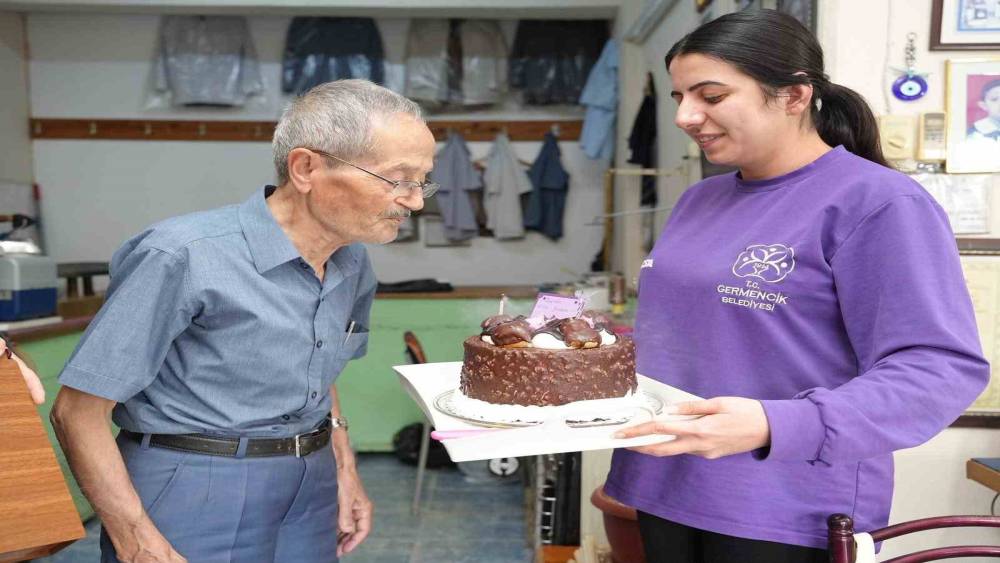 İğne iplikle ge&ccedil;en 67 yıla Başkan Zencirci&rsquo;den vefa
