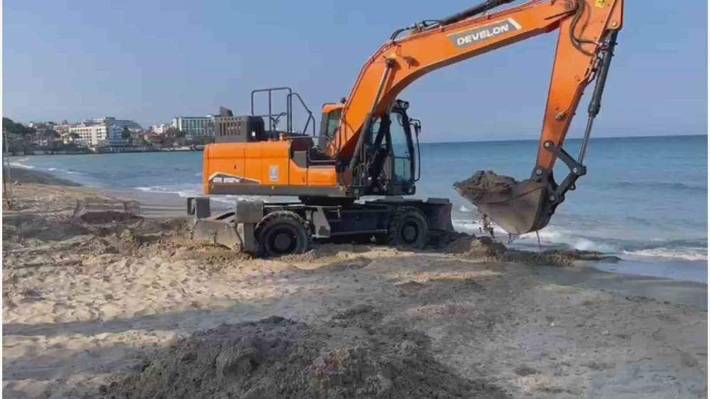 Kuşadası&rsquo;nın d&uuml;nyaca &uuml;nl&uuml; plajları turizm sezonuna hazırlanıyor
