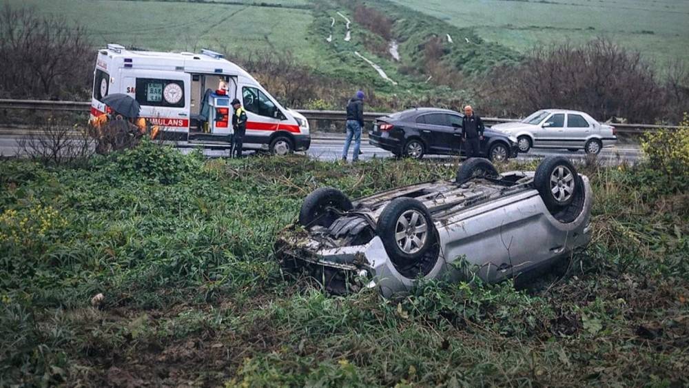 Kontrolden &ccedil;ıkan otomobil ters d&ouml;nd&uuml;: 1 yaralı
