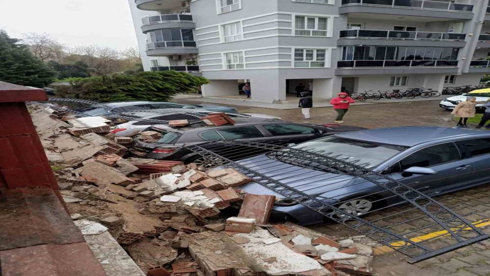 Aşırı yağış istinat duvarını yıktı: 5 ara&ccedil; zarar g&ouml;rd&uuml;
