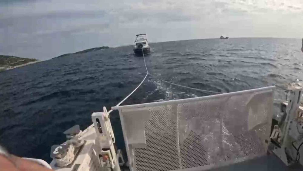 Motor arızasıyla s&uuml;r&uuml;klenen teknedeki iki kişi kurtarıldı
