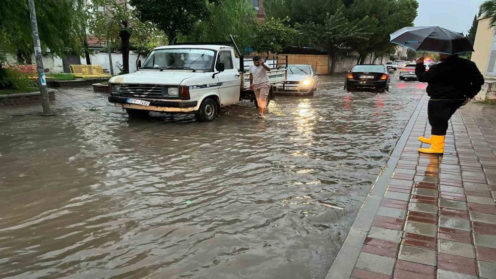 Aydın i&ccedil;in kuvvetli yağış uyarısı: 12 il&ccedil;e i&ccedil;in alarm verildi
