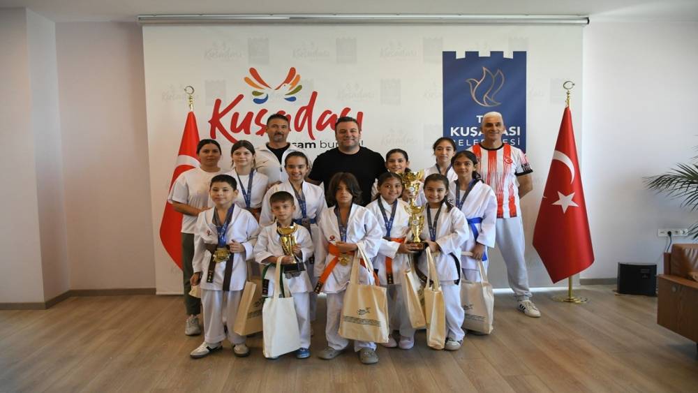 Kuşadalı gen&ccedil; karateciler Bursa&rsquo;dan madalyalarla d&ouml;nd&uuml;
