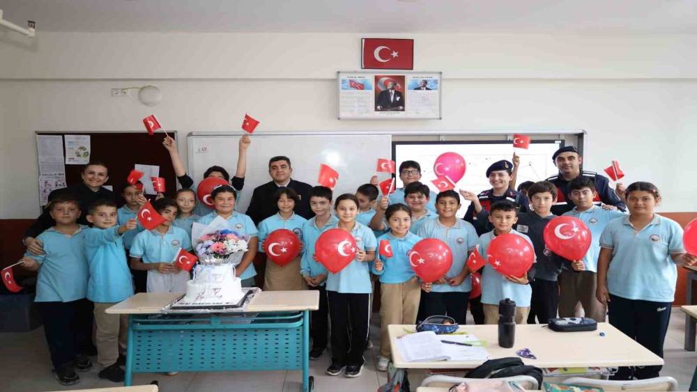 Şehit kızı Ada Su&rsquo;ya jandarmadan doğum g&uuml;n&uuml; s&uuml;rprizi
