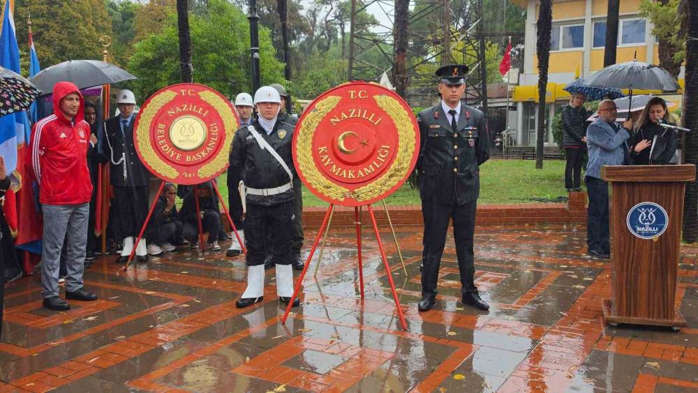 Nazilli&rsquo;de &ccedil;elenk sunma t&ouml;reni yağmur altında yapıldı
