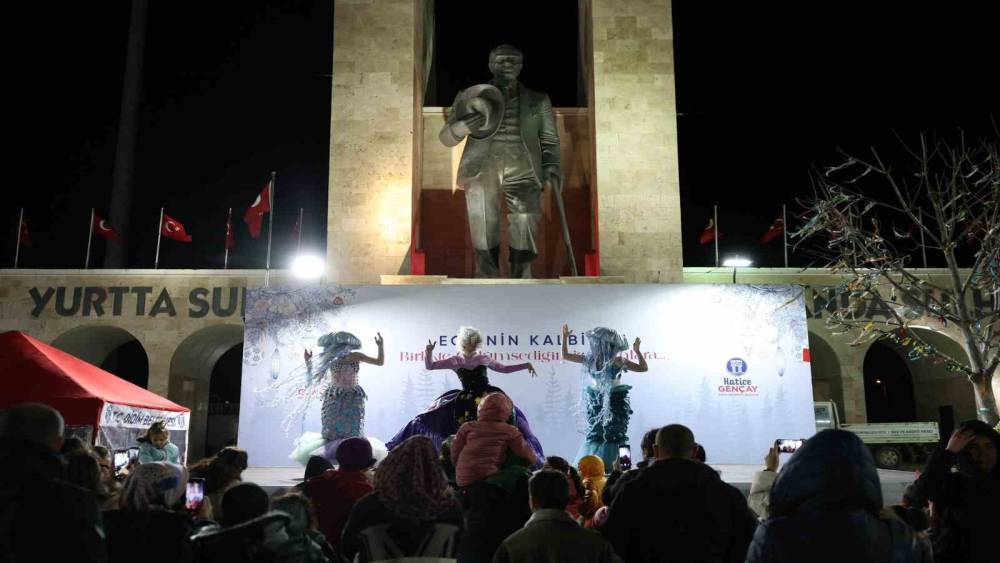 Didim Cumhuriyet Kent Meydanı&rsquo;nda yılbaşı coşkusu her akşam devam ediyor
