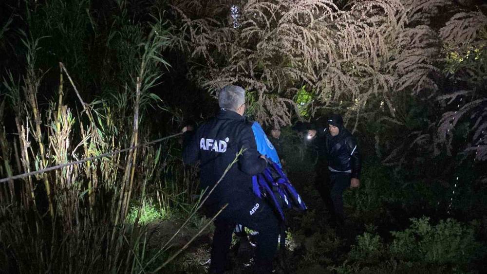 Azgın dereye kapıldı 4 saatlik m&uuml;cadeleyle hayata tutundu
