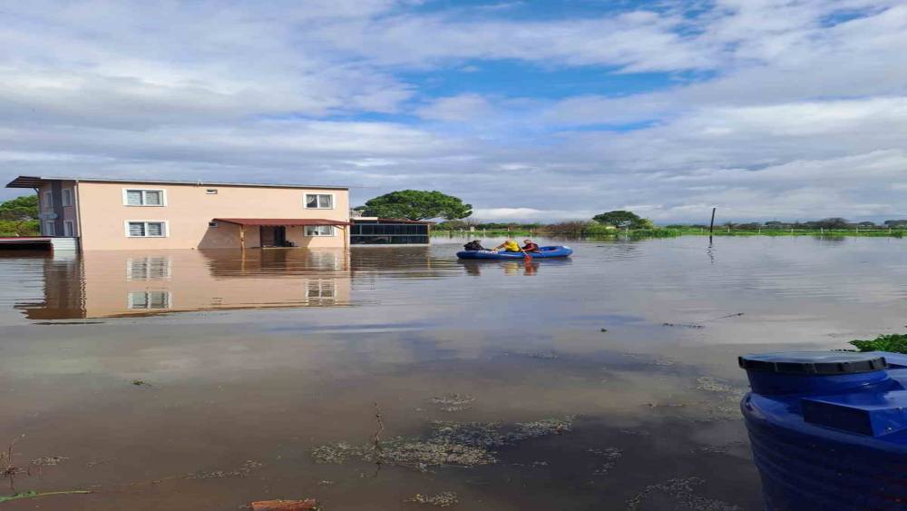 Y&uuml;kselen sular evde mahsur bıraktı, AFAD ekipleri yetişti
