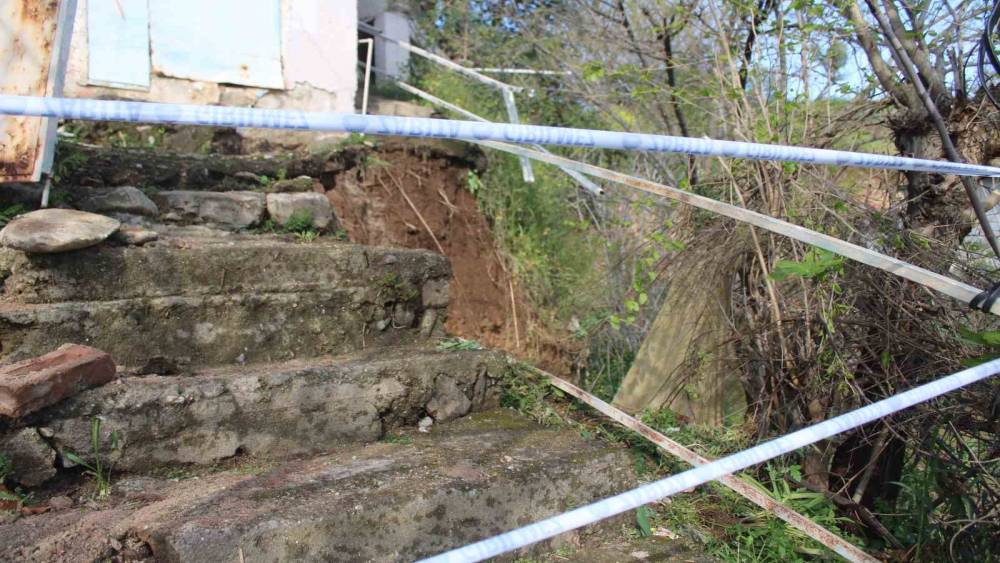 Toprak kayması sonucu evi yıkılan gen&ccedil; 10 dakikayla kurtuldu
