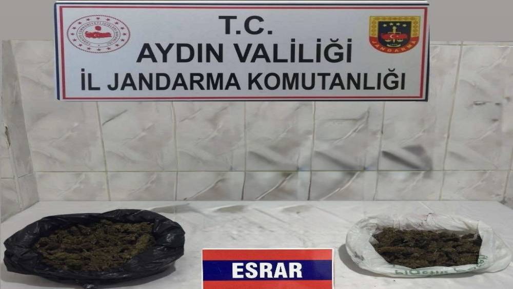 Durdurulan ara&ccedil;ta uyuşturucu ve ruhsatsız silah ele ge&ccedil;irildi
