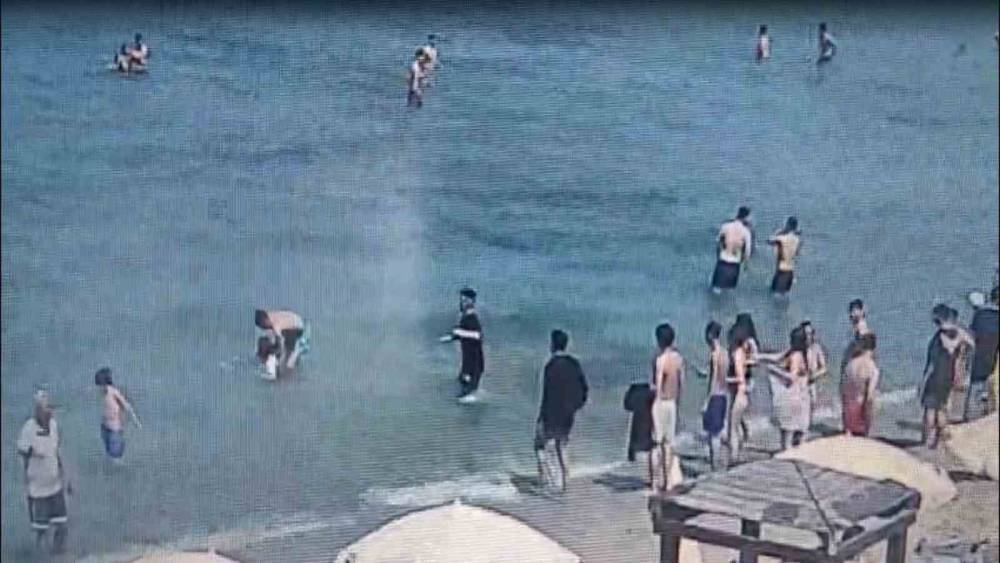 Kuşadası&rsquo;nda denizde can pazarı: 70 yaşındaki turist &ouml;l&uuml;mden d&ouml;nd&uuml;
