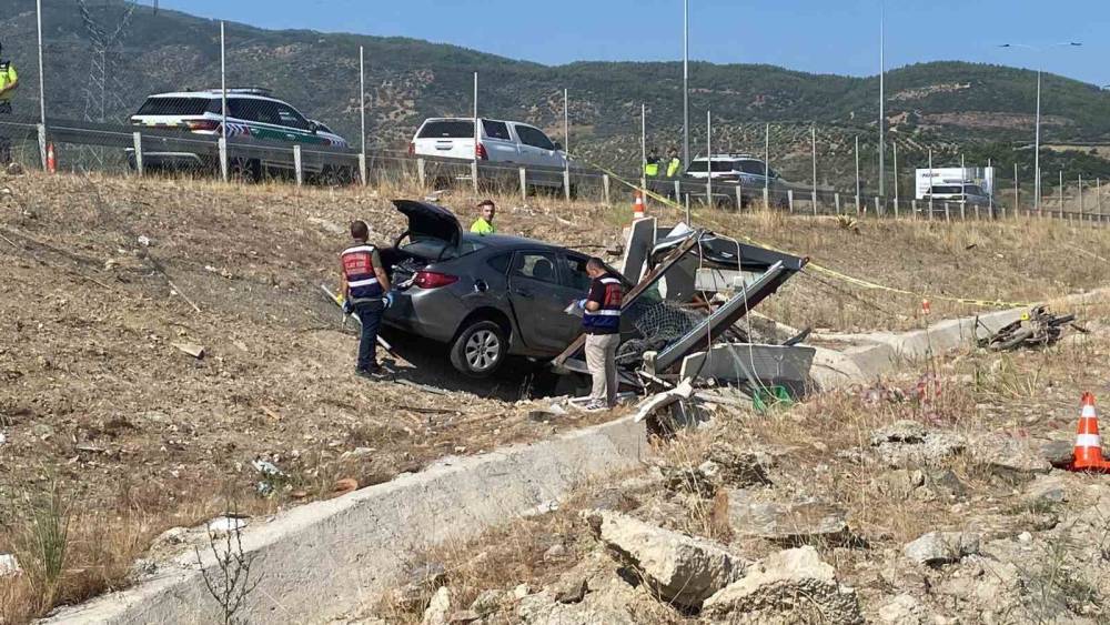 Aydın-Denizli otoyolunda ilgin&ccedil; kaza: Otobanda ara&ccedil; yoldan &ccedil;ıktı, kul&uuml;besinde bekleyen bek&ccedil;i kazada hayatını kaybetti
