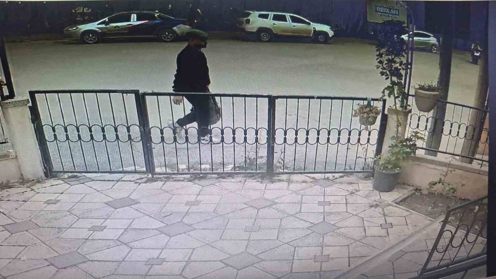 Didim&rsquo;de "polisiz" diyerek dolandırdılar, ka&ccedil;arken kaza yapınca yakalandılar
