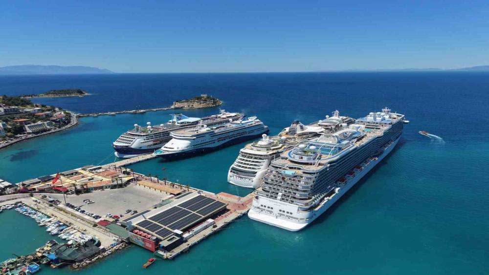 Kuşadası&rsquo;na 4 kruvaziyer ile 9 bin turist geldi
