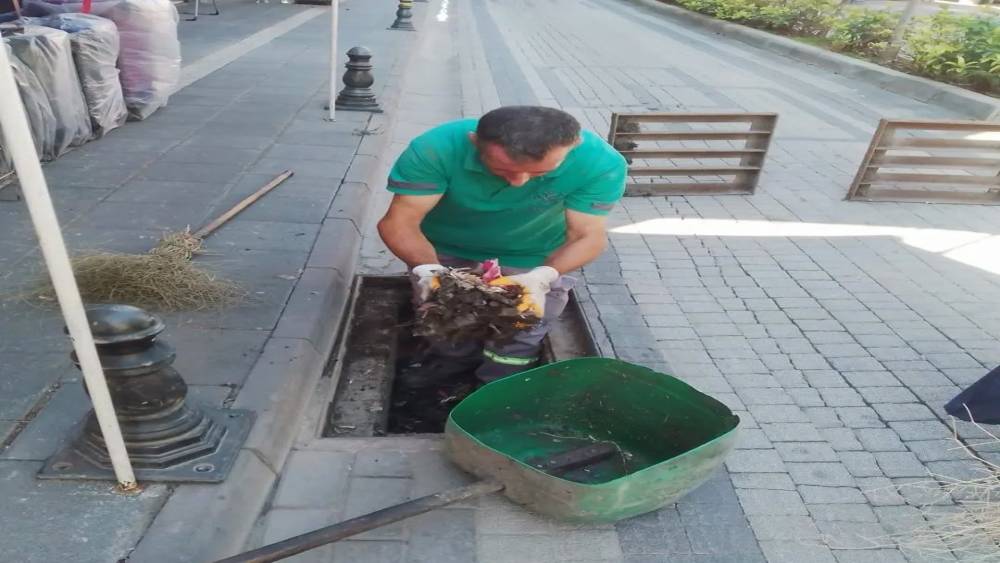 Germencik&rsquo;te yağış sezonu &ouml;ncesi mazgallar temizleniyor
