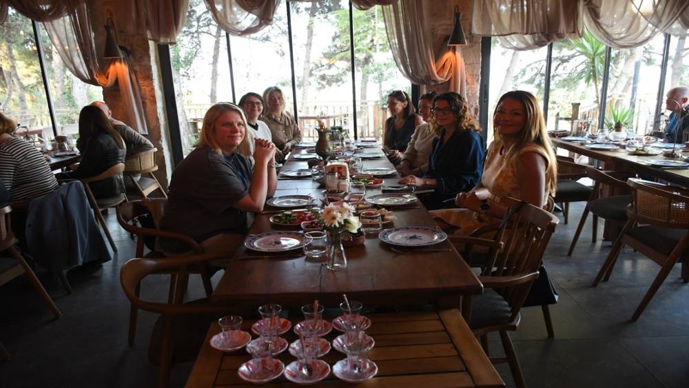 Kuşadası&rsquo;nda kardeş şehir heyetleri kahvaltıda bir araya geldi

