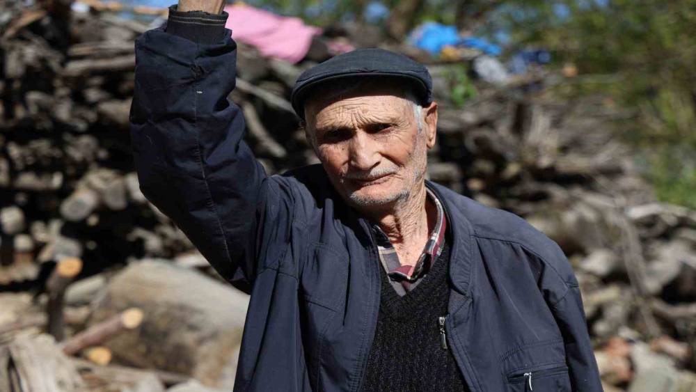 94 yaşındaki Salih amca gen&ccedil;lere taş &ccedil;ıkarıyor
