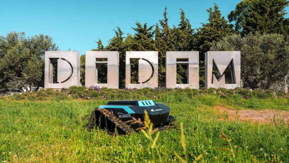 Başkan Gen&ccedil;ay, &ccedil;im bi&ccedil;me robotunun ilk saha denemesine katıldı
