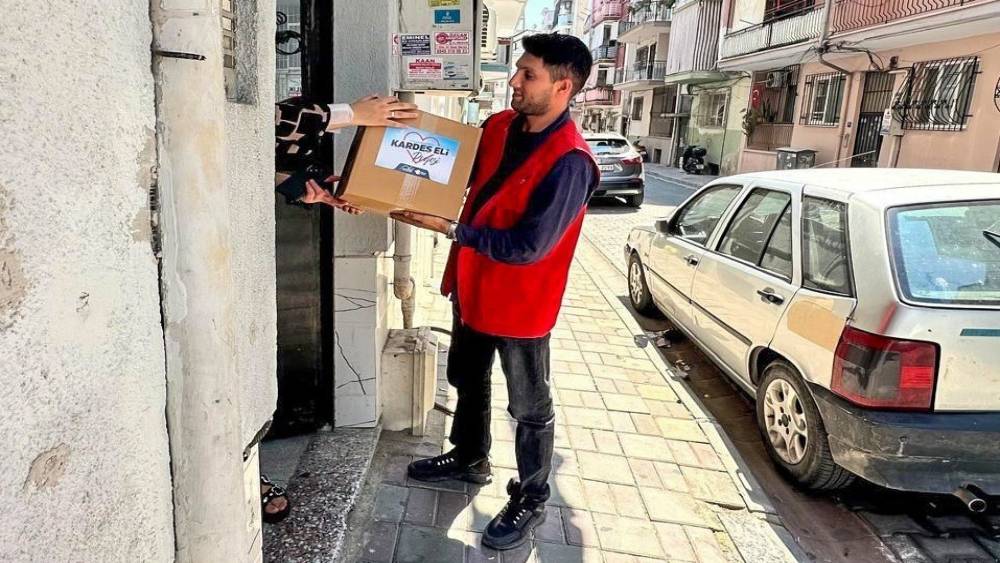 Efeler&rsquo;de ihtiya&ccedil; sahibi ailelere gıda desteği
