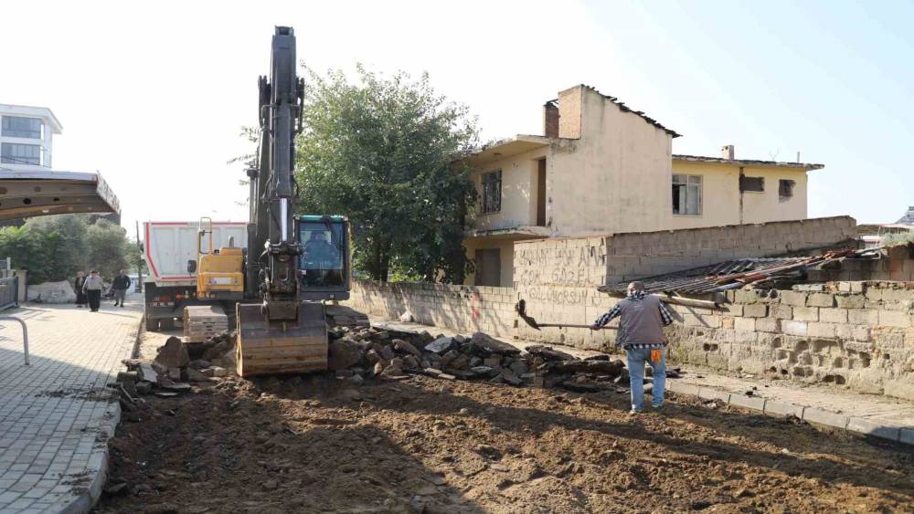 Nazilli Belediyesi&rsquo;nden İstiklal Mahallesi&rsquo;nde yol &ccedil;alışması
