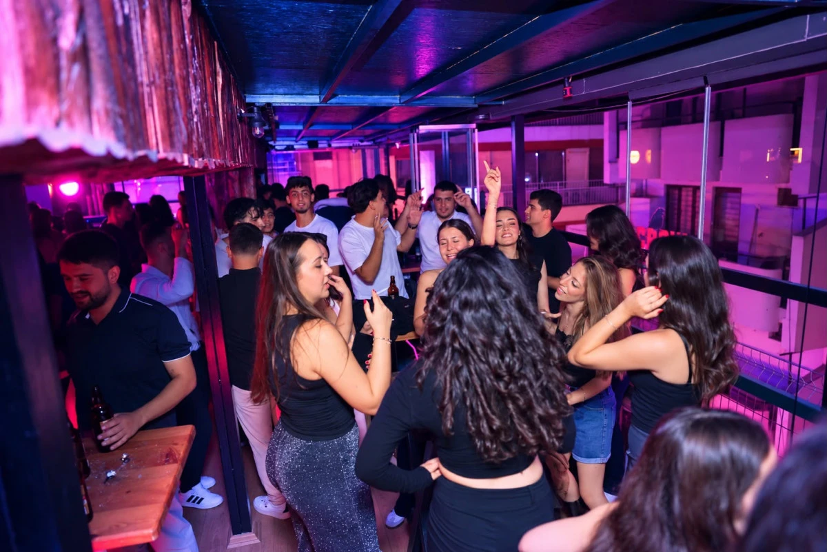 AD&Uuml;&rsquo;l&uuml; gen&ccedil;ler Crow Pub & Hall&rsquo;da eğlenceye doydu