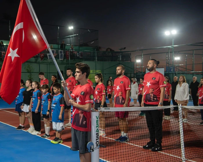 Kuşadası’nda Cumhuriyet coşkusu kortlara taşındı