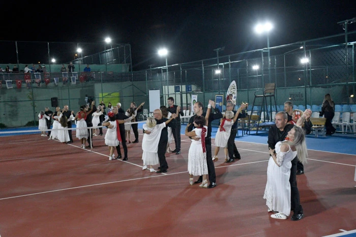 Kuşadası’nda Cumhuriyet coşkusu kortlara taşındı