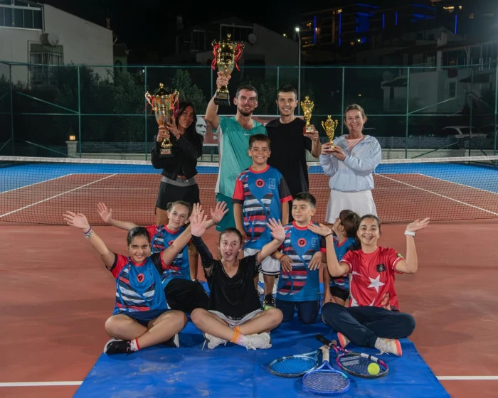 Kuşadası’nda Cumhuriyet coşkusu kortlara taşındı