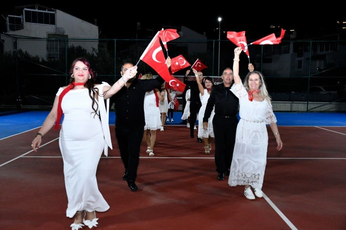 Kuşadası’nda Cumhuriyet coşkusu kortlara taşındı