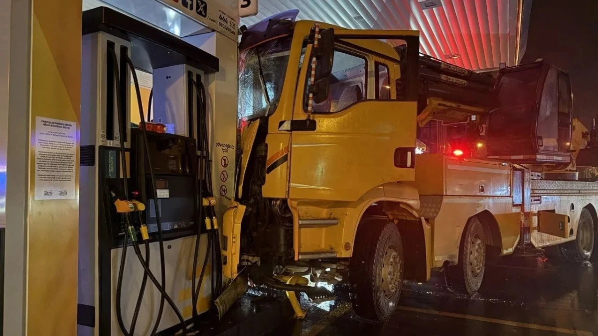 Aydın Efeler&rsquo;de ehliyetsiz vin&ccedil; s&uuml;r&uuml;c&uuml;s&uuml; akaryakıt istasyonuna daldı