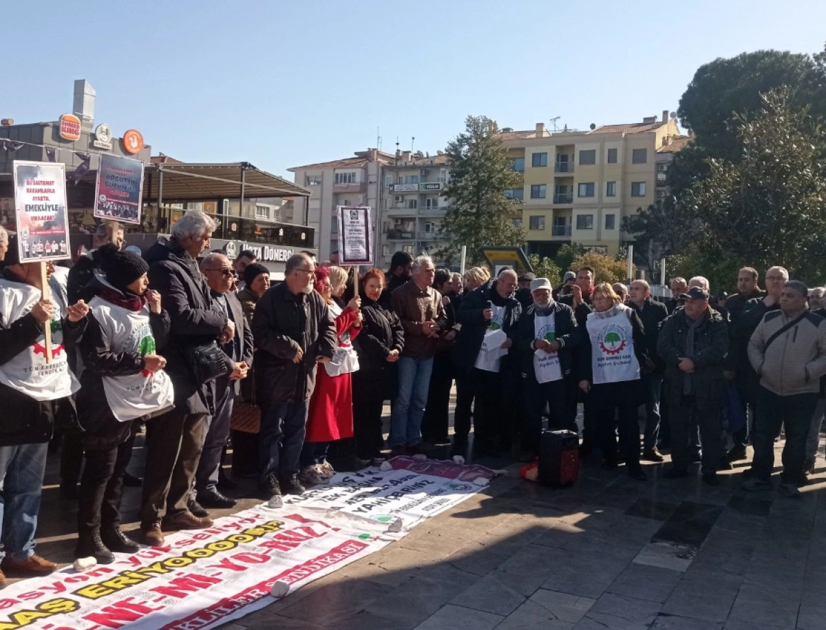 Aydın&rsquo;da Emeklilerden Oturma Eylemi: &ldquo;Yılgınlık Yok, Direniş Var&rdquo;