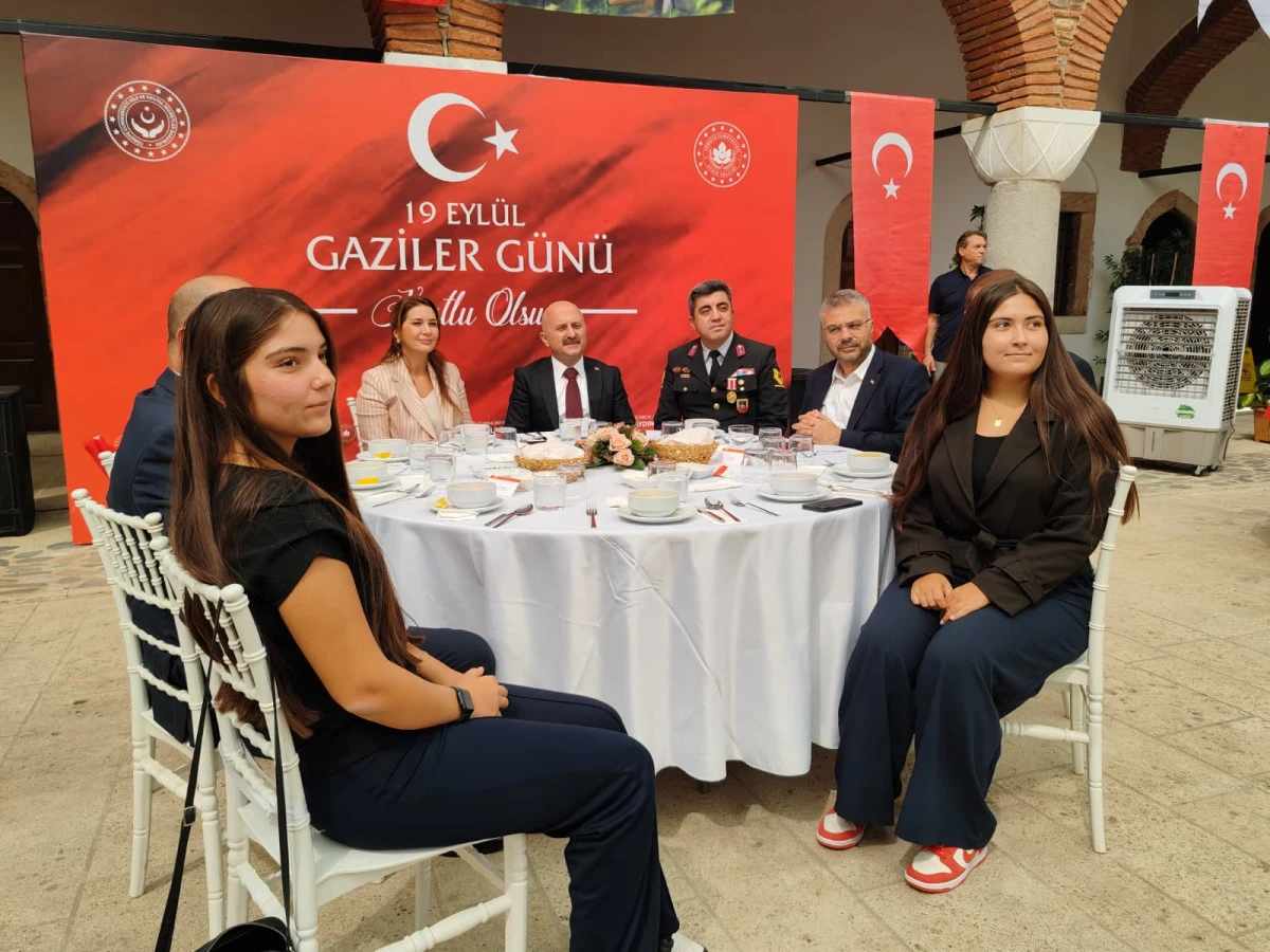 Aydın&rsquo;da Gaziler G&uuml;n&uuml;: Protokol ve gaziler aynı sofrada buluştu