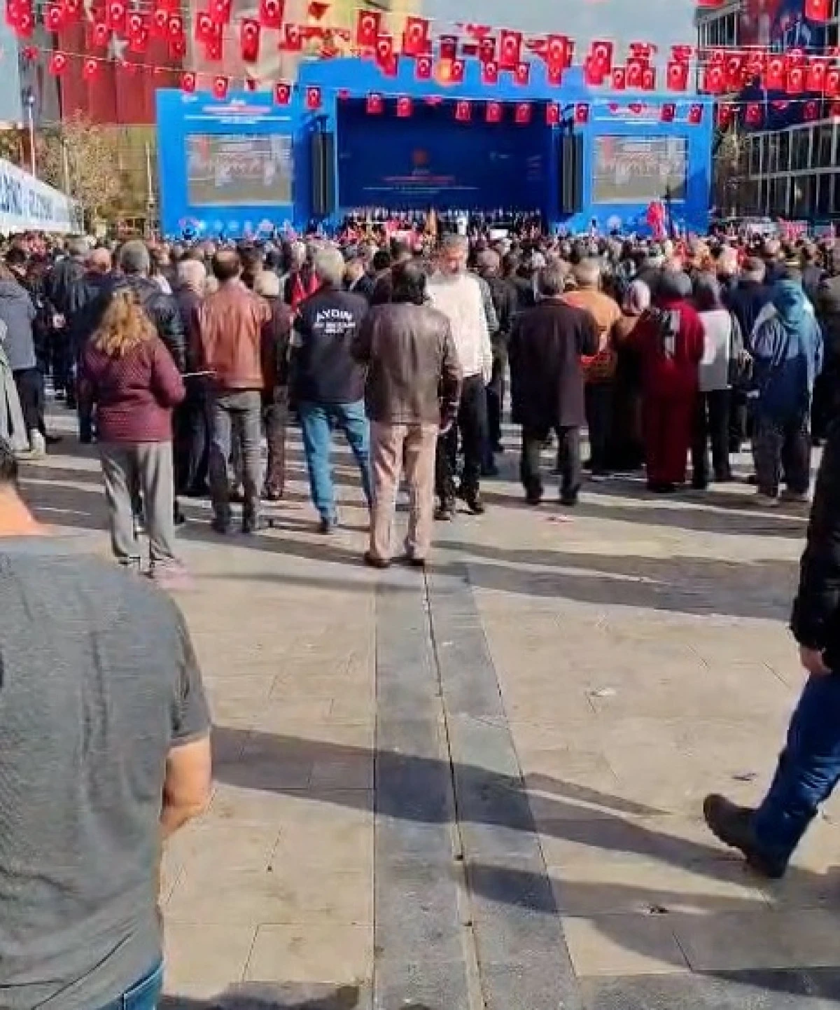 Aydınlılar Mitingin Sonunu Beklemedi