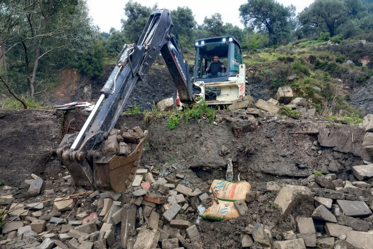 BAŞKAN ANIL YETİŞKİN&rsquo;DEN KESİNTİSİZ ULAŞIM SEFERBERLİĞİ: YAĞIŞLARLA KAPANAN YOLLAR A&Ccedil;ILDI