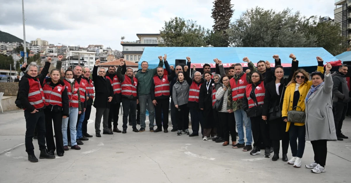 BAŞKAN &Ouml;MER G&Uuml;NEL&rsquo;E VERİLEN DESTEK, CHP KUŞADASI İL&Ccedil;E &Ouml;RG&Uuml;T&Uuml;YLE DAHA DA B&Uuml;Y&Uuml;YOR