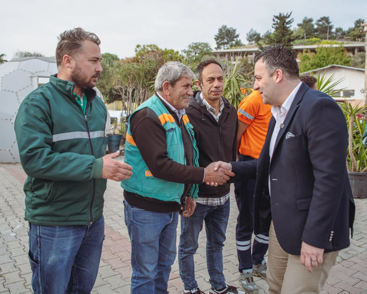 BAŞKAN VEKİLİ DEMİRTAŞ&rsquo;TAN PARK VE BAH&Ccedil;ELER PERSONELİNE SABAH ZİYARETİ.