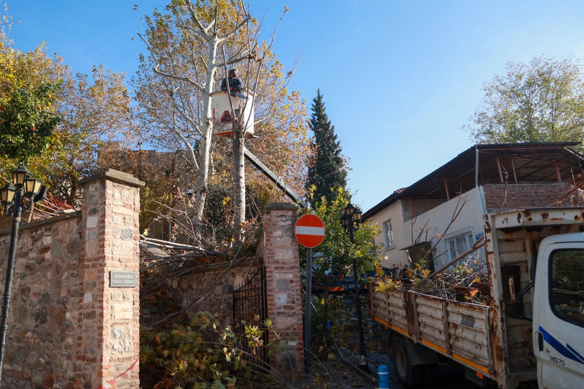 BAŞKAN YETİŞKİN&rsquo;DEN KENTİN TARİHİ MEK&Acirc;NLARINDA BAKIM &Ccedil;ALIŞMASI