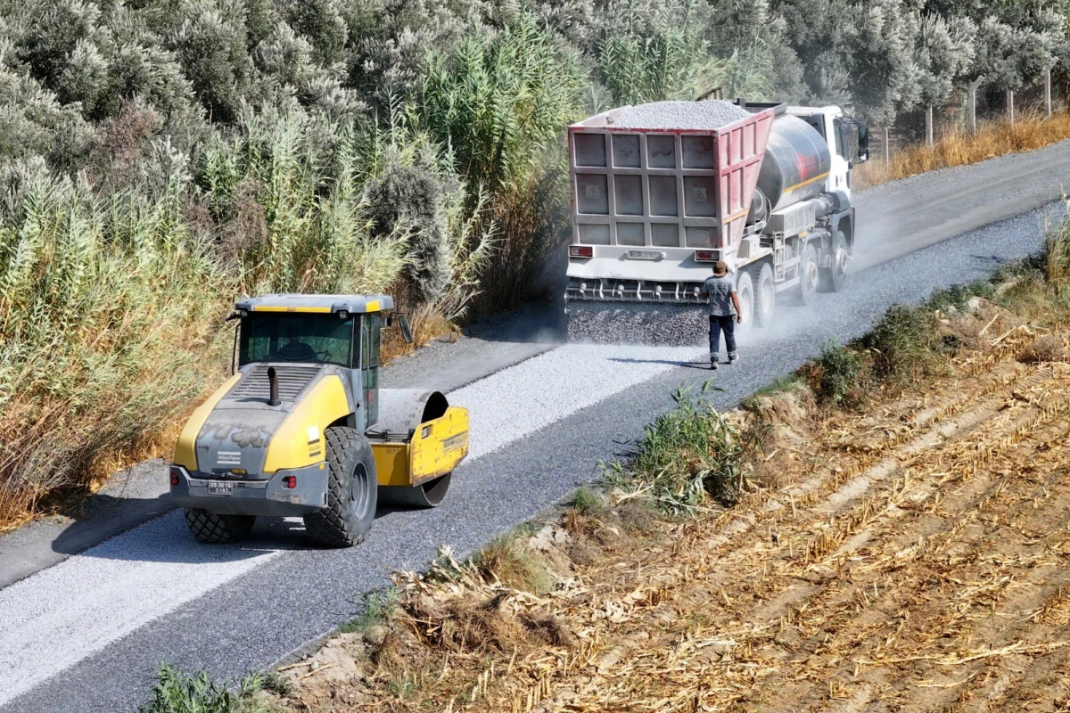 BAŞKAN YETİŞKİN&rsquo;DEN &Uuml;RETİCİLERİN Y&Uuml;Z&Uuml;N&Uuml; G&Uuml;LD&Uuml;REN ASFALT &Ccedil;ALIŞMASI