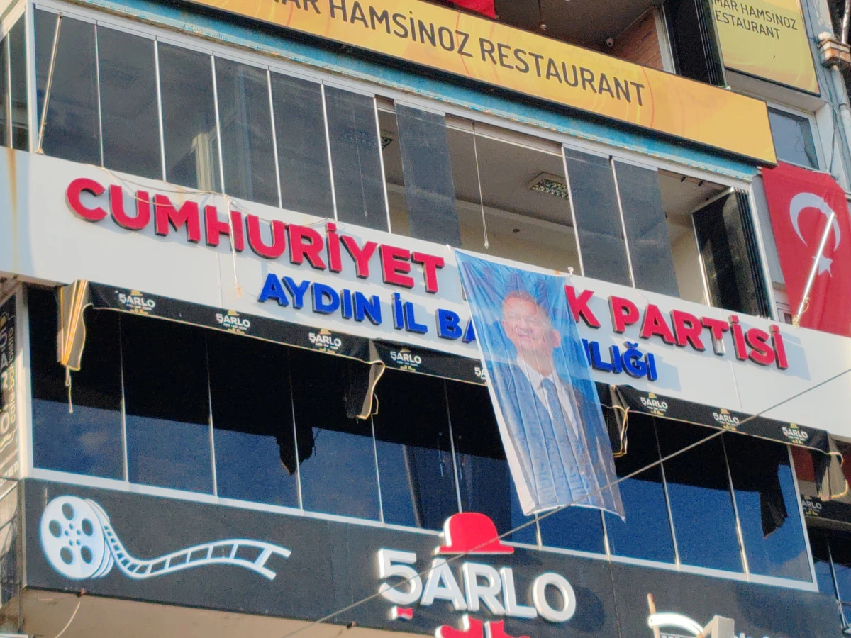 CHP İL BAŞKANLIĞI'NA &Ouml;ZG&Uuml;R &Ouml;ZEL RESMİ ASILDI