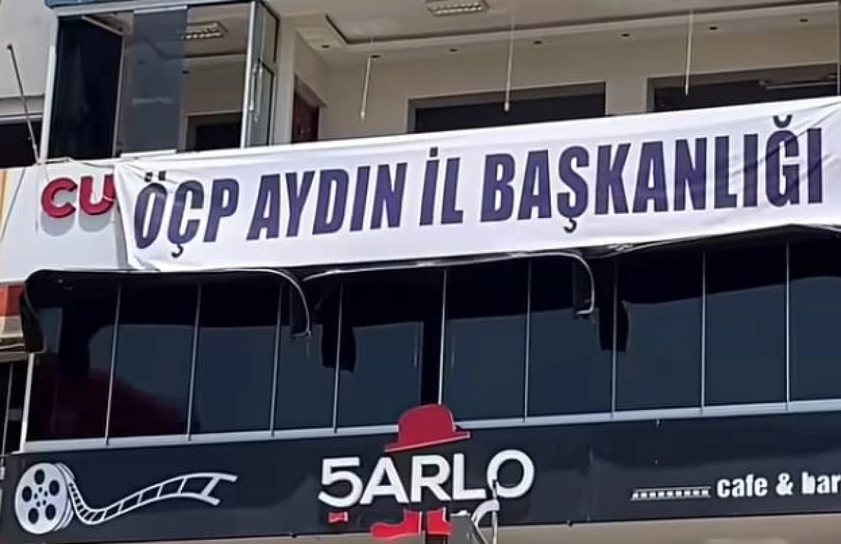 CHP İl binasına "&Ouml;&Ccedil;P Aydın İl Başkanlığı" yazısı asıldı
