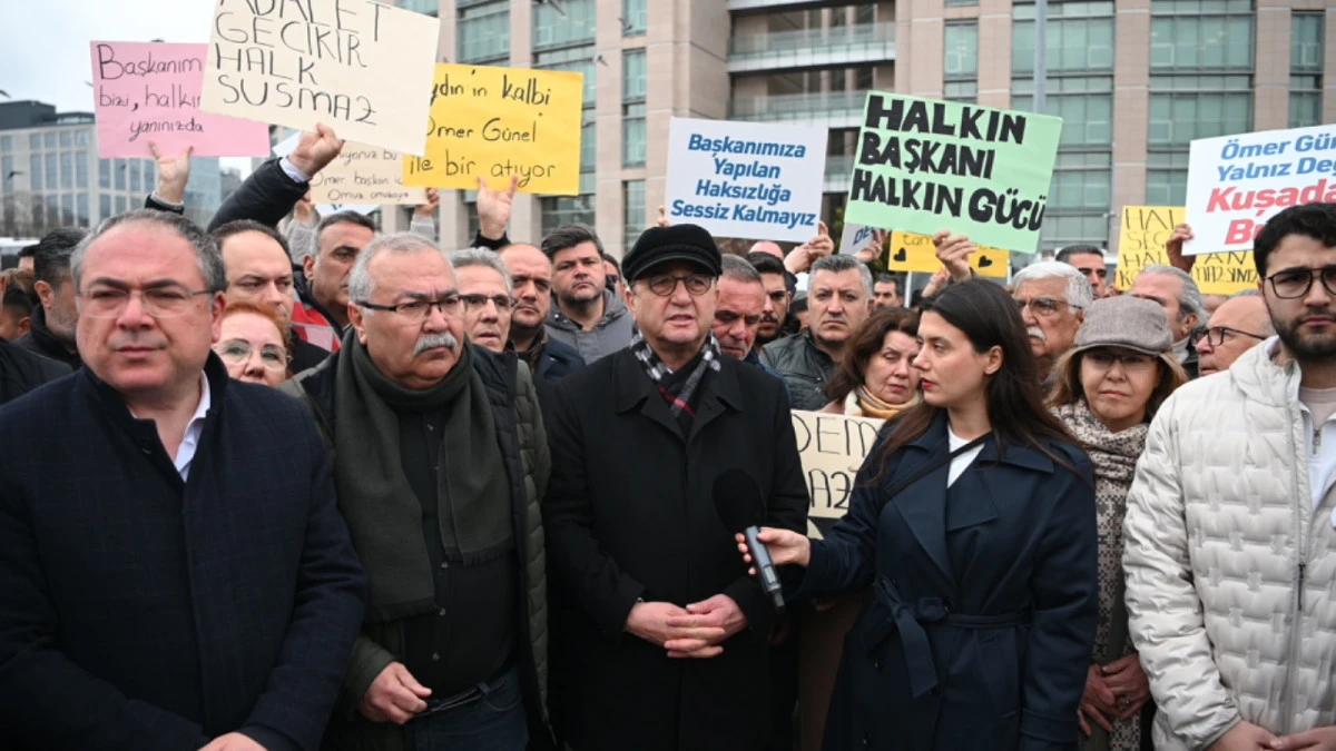 CHP&rsquo;Lİ TEZCAN&rsquo;DAN &Ccedil;AĞLAYAN ADLİYESİ &Ouml;N&Uuml;NDE SERT TEPKİ: "ADALET DEĞİL, KUMPAS SİYASETİ"