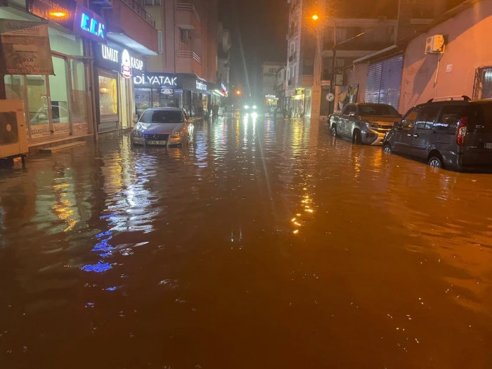 &Ccedil;ine&rsquo;de sağanak etkili oldu, yollar g&ouml;le d&ouml;nd&uuml;