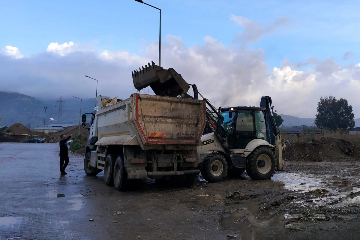 EFELER BELEDİYESİ EKİPLERİ ASKİ'YE CEZA KESİLEN MOLOZLARI TEMİZLEDİ