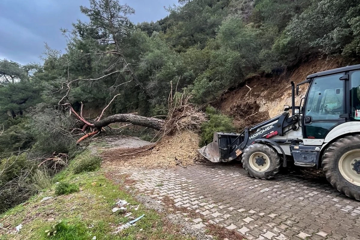 EFELER BELEDİYESİ&rsquo;NDEN YAĞIŞ SONRASI YOLLARA HIZLI M&Uuml;DAHALE