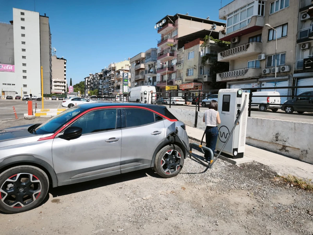 EFELER BELEDİYESİ&rsquo;NİN ELEKTRİKLİ ARA&Ccedil; ŞARJ İSTASYONLARI HİZMETTE
