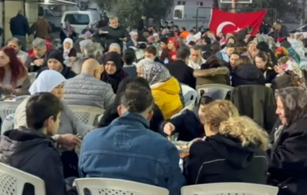 Efeler&rsquo;de 5 Bin Kişilik İftar Sofrası: Keşkek&ccedil;i H&uuml;lya Geleneği S&uuml;rd&uuml;r&uuml;yor