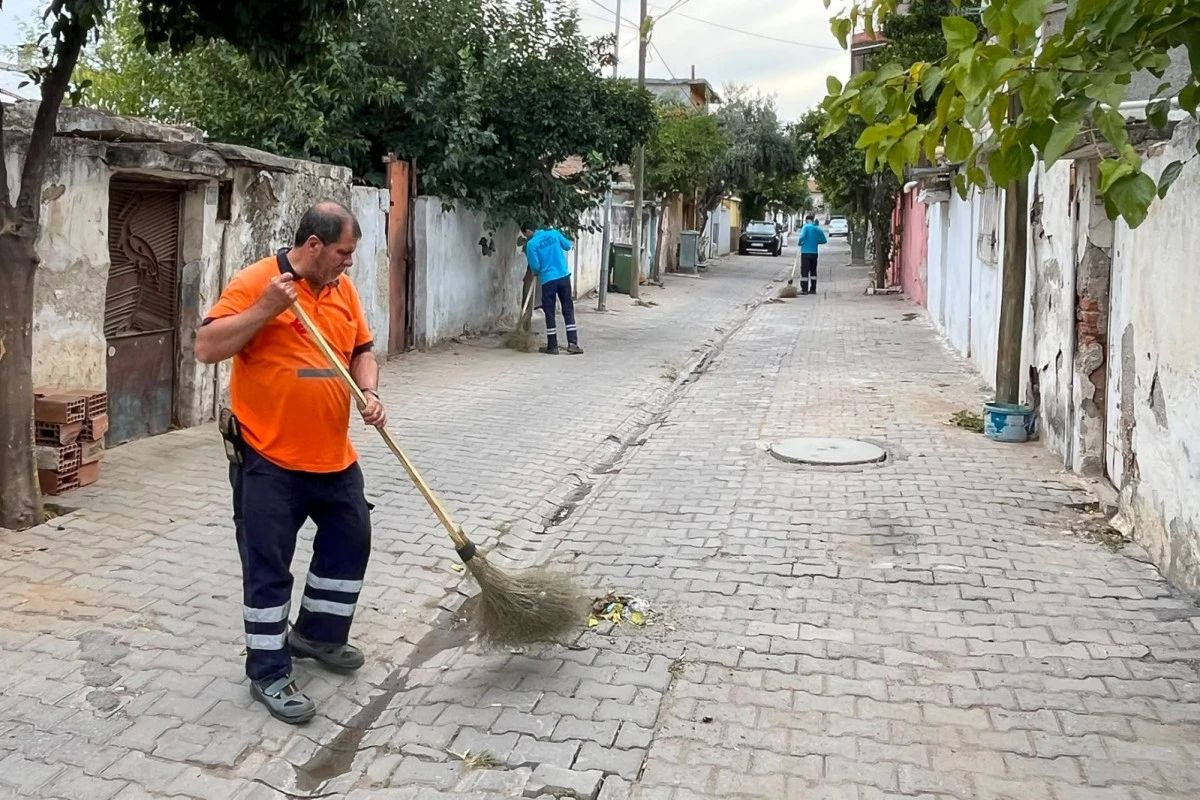 EFELER&rsquo;DE TEMİZLİK MESAİSİ HIZ KESMEDEN S&Uuml;R&Uuml;YOR