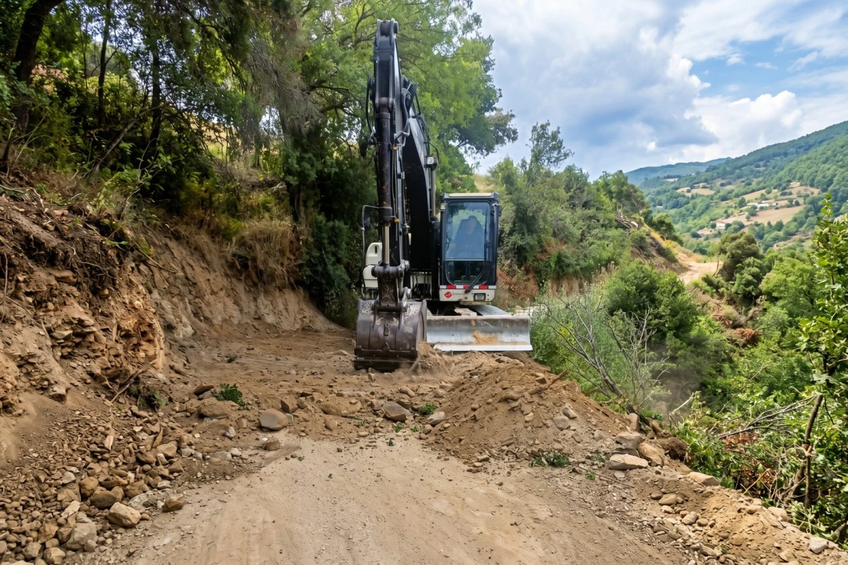 EFELER&rsquo;DE YOL BAKIM VE ONARIM &Ccedil;ALIŞMALARI DEVAM EDİYOR