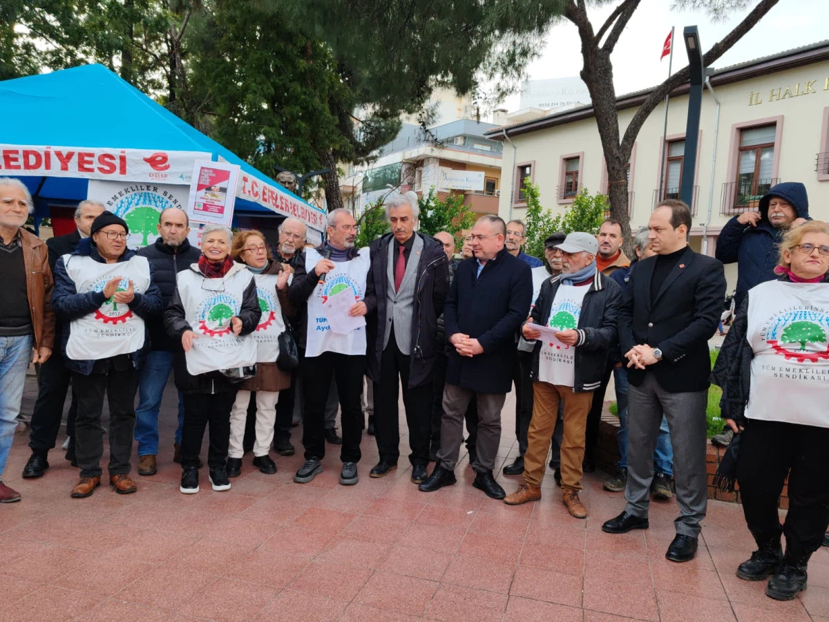 En d&uuml;ş&uuml;k emekli aylığına tepki b&uuml;y&uuml;yor: Emekliler Aydın&rsquo;da da sokağa indi